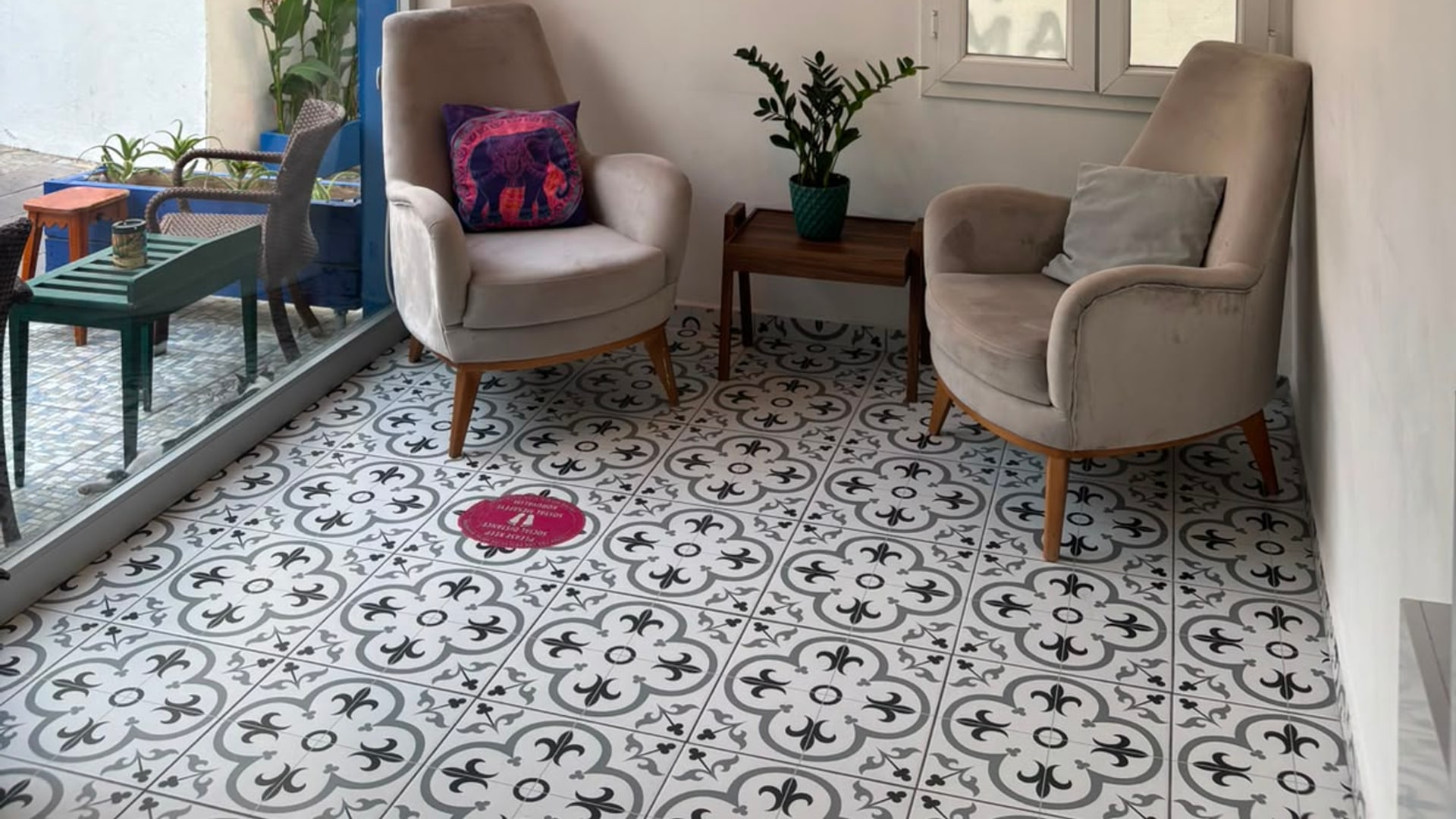 R House Hotel dinlenme alanı