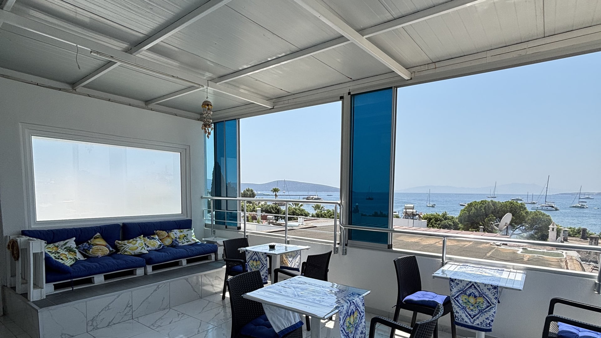 R House Hotel deniz manzaralı terası